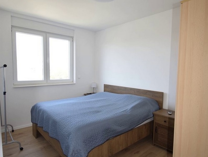 Chambre avec lit double et table de chevet