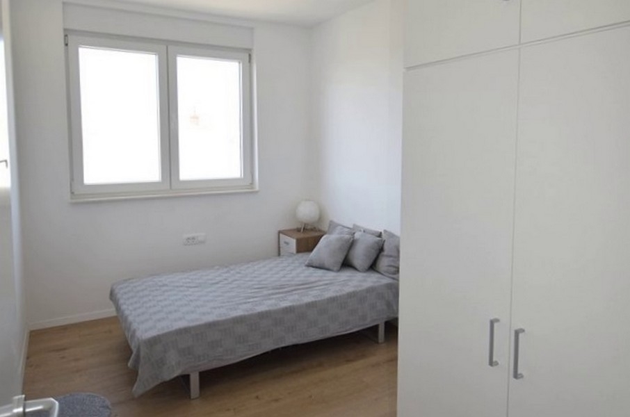 Deuxième chambre avec lit et armoire