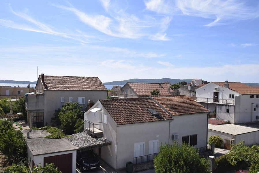 Vue de l'appartement sur les maisons voisines et la mer