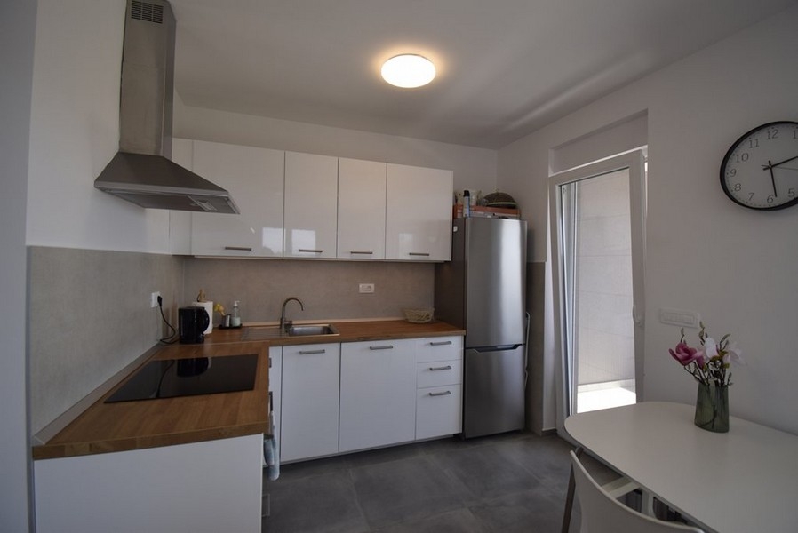 Cuisine moderne avec appareils encastrés et table à manger