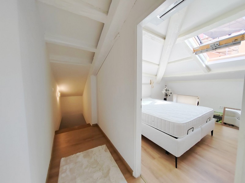 Couloir à l'étage avec accès à la chambre