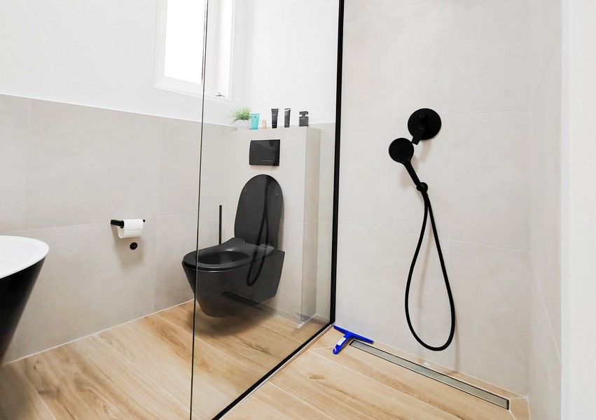 Salle de bains avec WC noir.