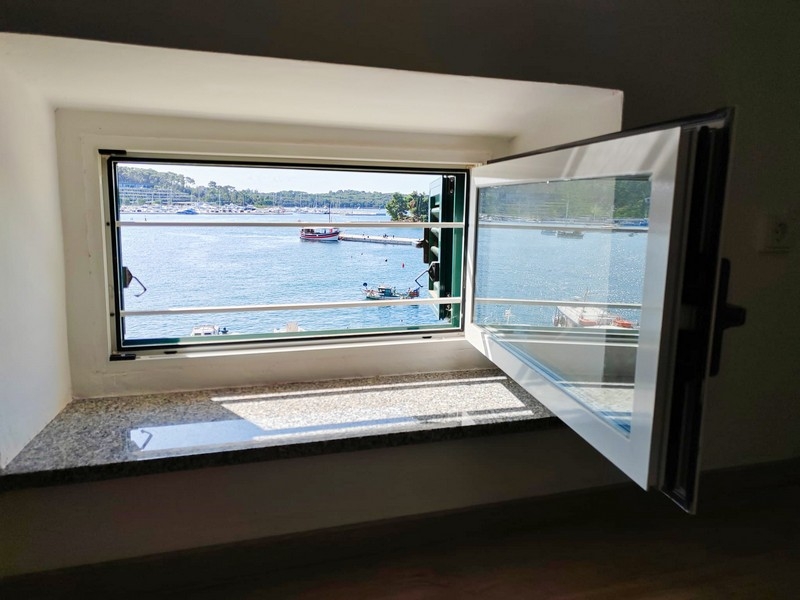 Fenêtre sous les combles avec vue mer