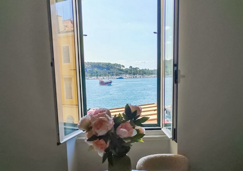 Vue par la fenêtre sur la mer et les bateaux