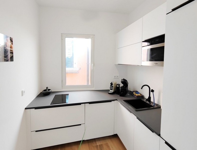 Cuisine moderne blanche avec fenêtre