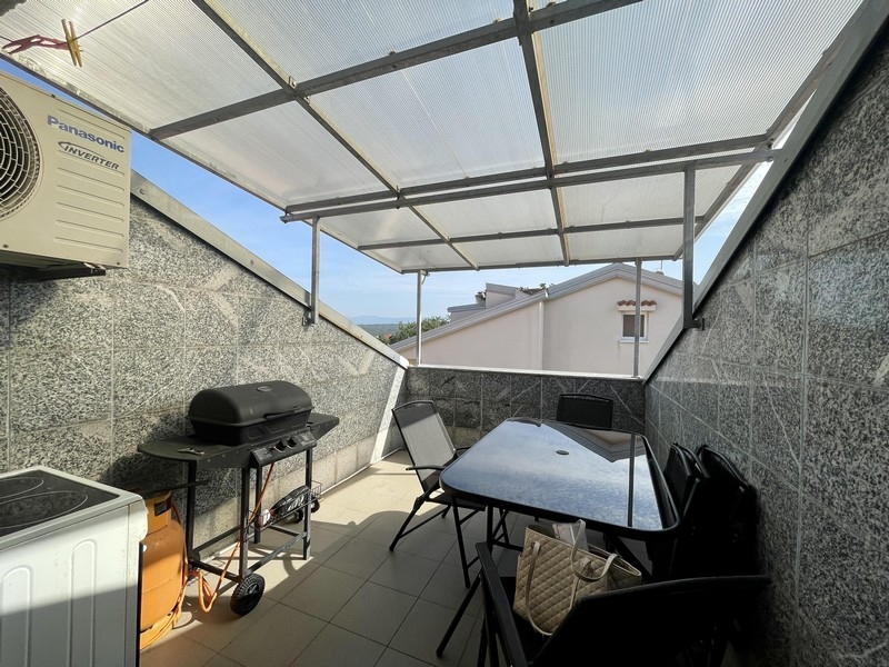 Terrasse couverte du bien A3737 à Malinska sur l'île de Krk.