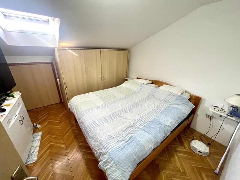 Chambre avec lit double et armoire
