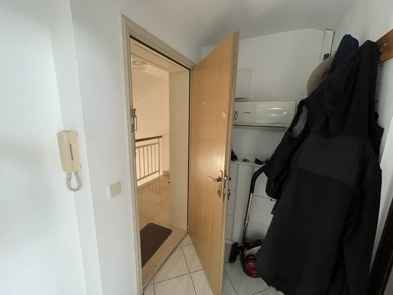 Entrée de l'appartement avec porte ouverte