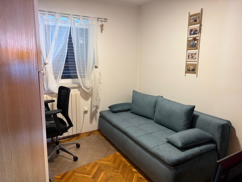 Petite pièce avec canapé et bureau