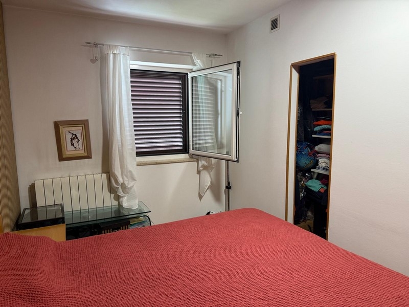 Chambre avec lit double et fenêtre