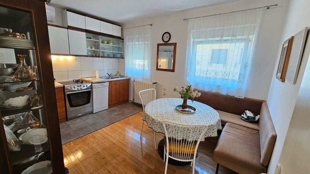 Cuisine lumineuse avec coin repas et banquette d'angle