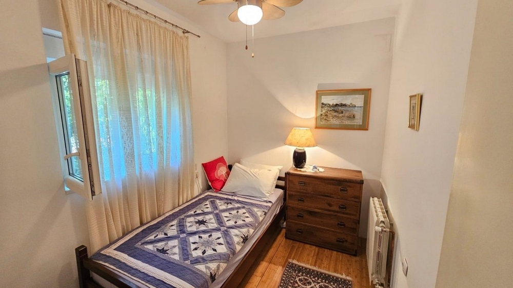 Chambre avec lit simple et commode
