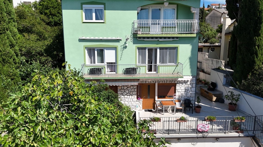 L'appartement A3740 à Crikvenica se trouve dans cet immeuble collectif bien entretenu.