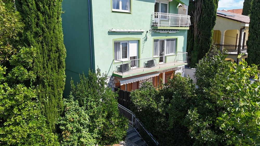 Immeuble collectif avec balcon et façade verte