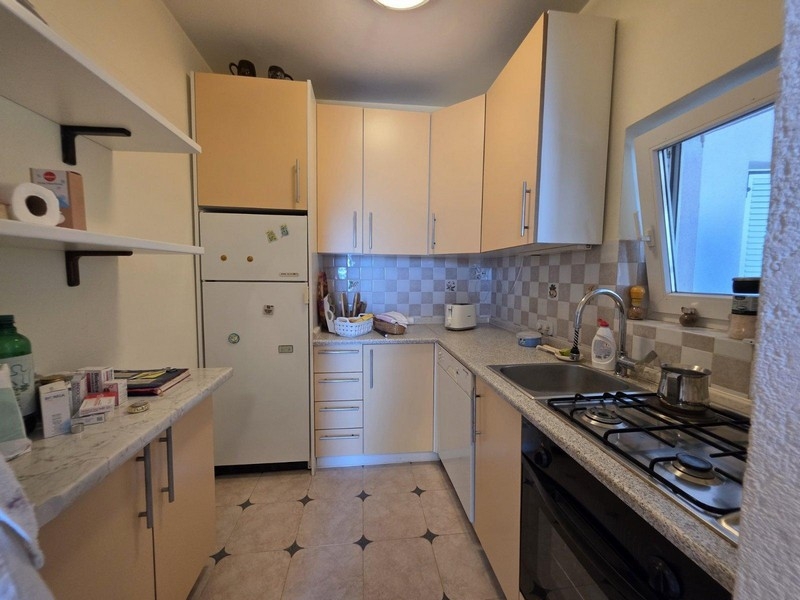 Cuisine de l'appartement à Crikvenica avec cuisine équipée