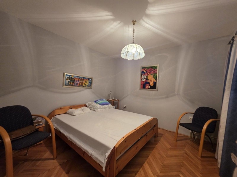 Chambre avec lit double et sièges