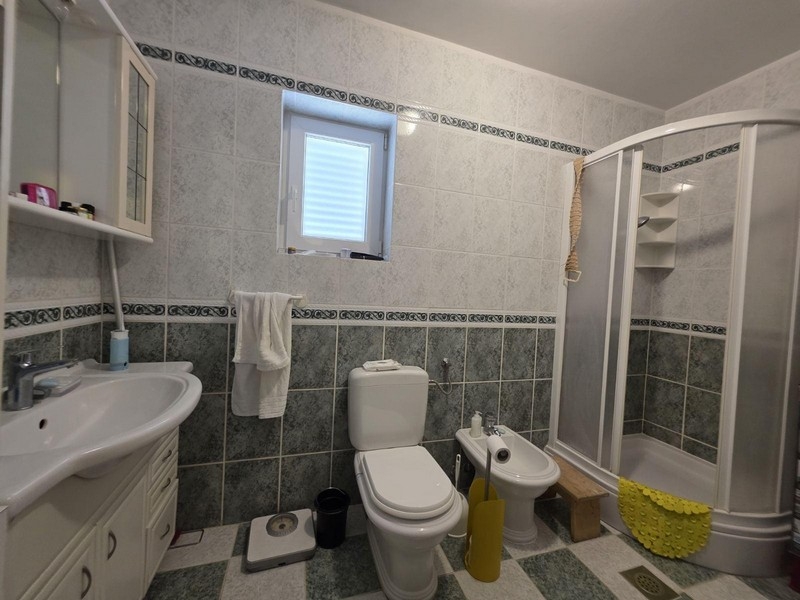 Salle de bains avec douche, WC et bidet