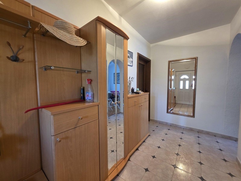 Couloir avec penderie et miroir