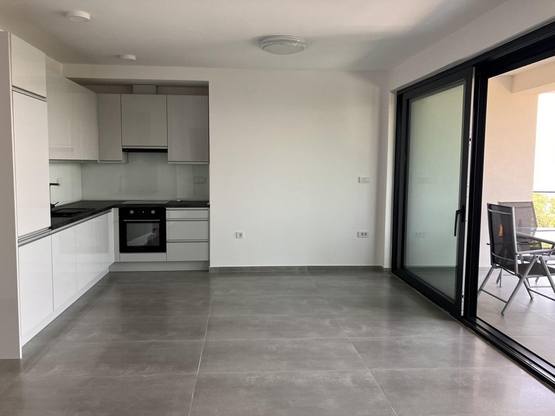 Cuisine moderne avec appareils encastrés dans un appartement neuf en Croatie