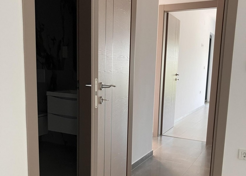 Couloir avec portes vers la salle de bains et la chambre