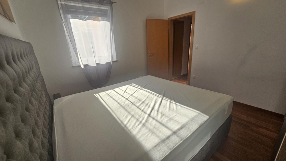 Chambre lumineuse avec lit double et fenêtre