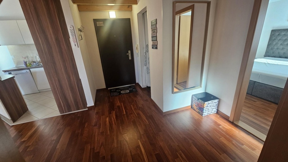 Entrée avec couloir et vue sur la cuisine