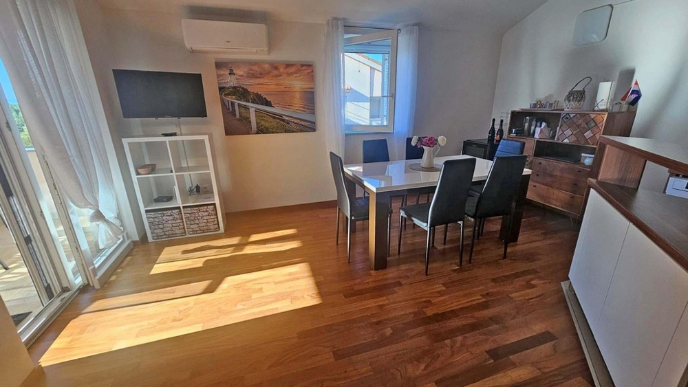 Espace climatisé avec parquet de qualité.
