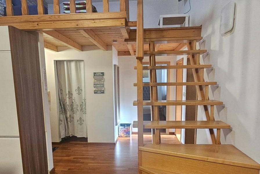 Escalier en bois menant au niveau de la galerie