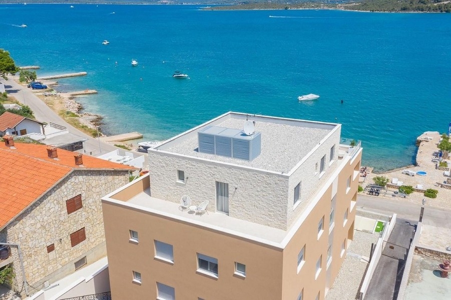 Immeuble d'appartements directement sur la baie vu du ciel