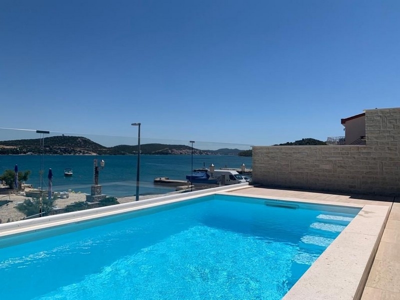 Piscine et vue mer du bien A3752 en Croatie.