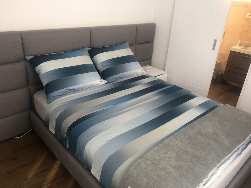 Chambre avec lit double et accès à la salle de bains