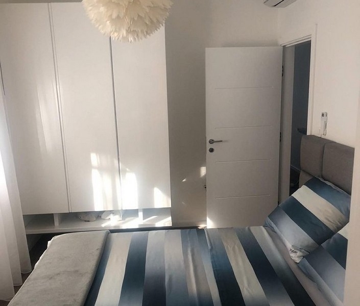 Chambre avec grande armoire et lit double