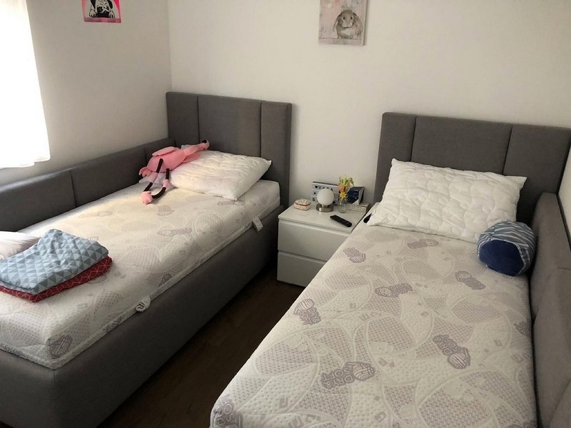 Chambre d'amis avec deux lits simples