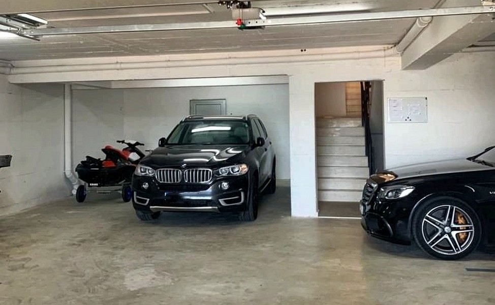 Garage souterrain avec places de stationnement et escalier d'accès