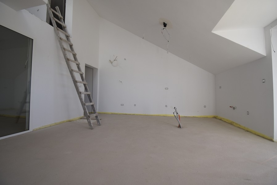 Espace ouvert sous les combles avec galerie et escalier de meunier