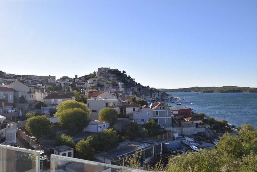Vue sur Sibenik et la mer depuis le bien A3762.