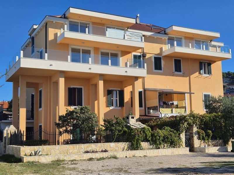 Dans ce nouveau bâtiment, des appartements près de la mer sont mis en vente.