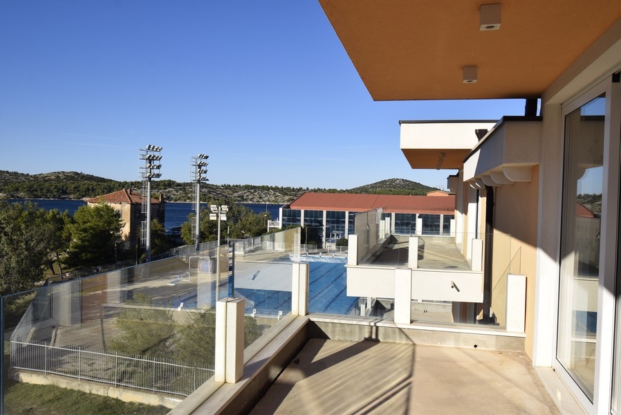 Balcon avec vue mer et vue sur l'installation sportive à Šibenik