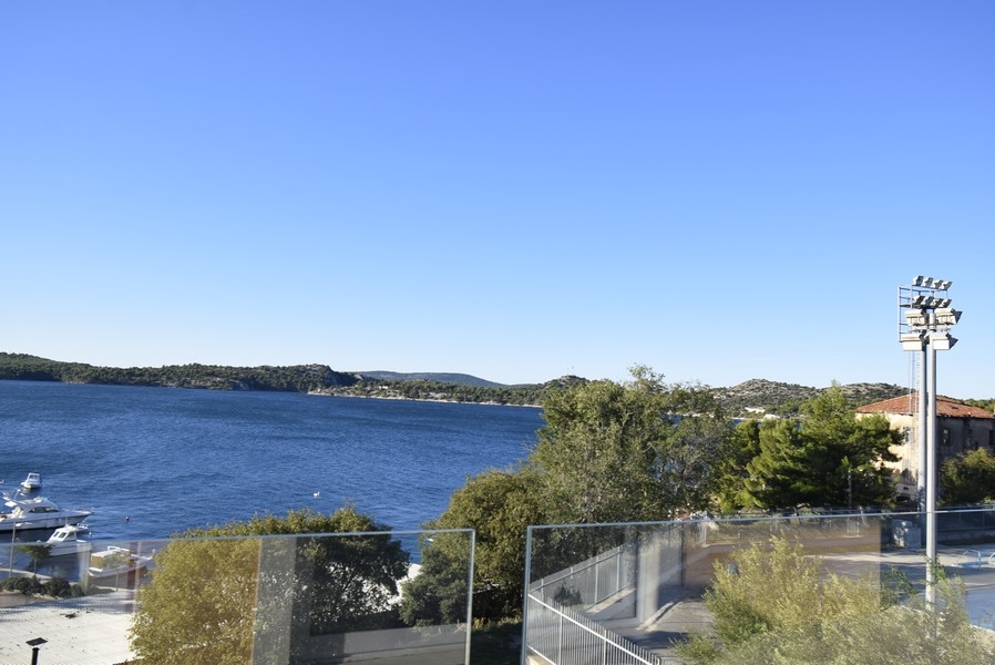Vue de la terrasse sur la mer et la côte près de Šibenik