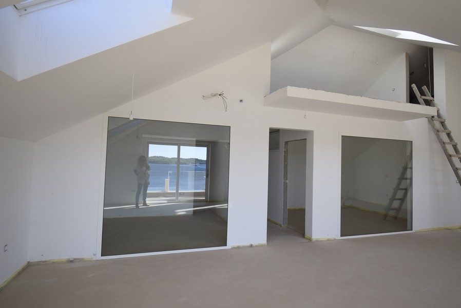 Niveau en galerie et grande baie vitrée avec vue mer
