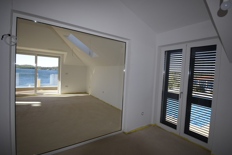 Chambre avec paroi vitrée et accès au balcon