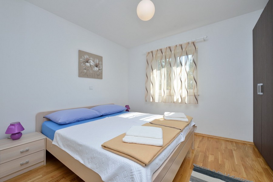 Chambre avec lit double dans l'appartement A3764.
