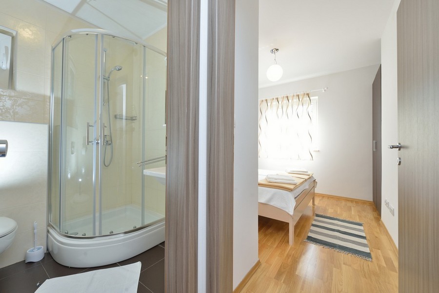 Chambre et salle de bains du bien A3764.