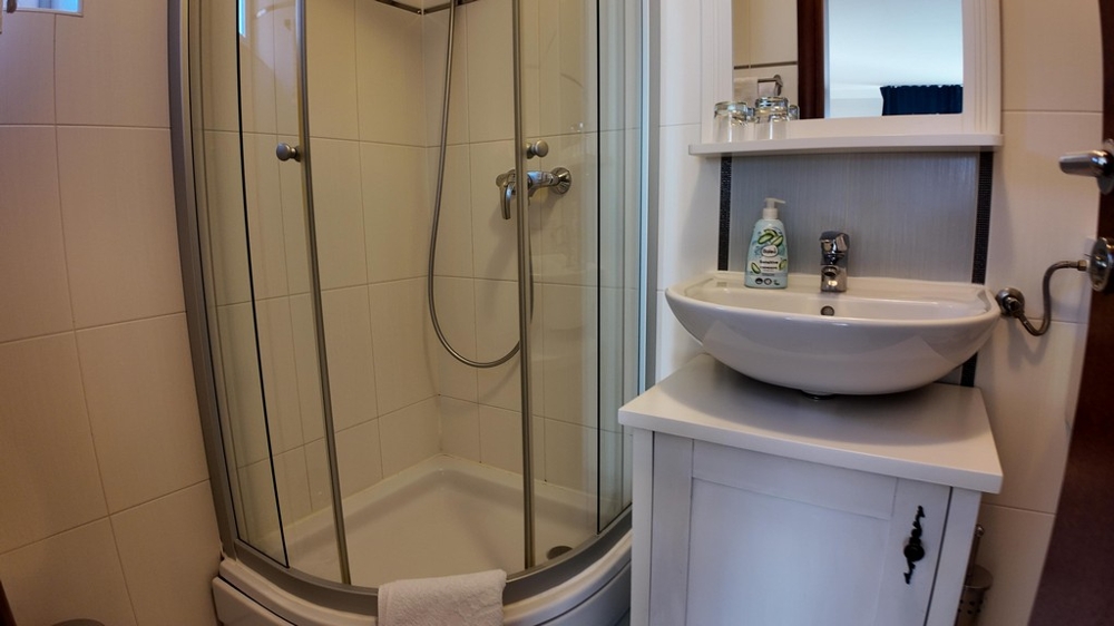Douche et lavabo