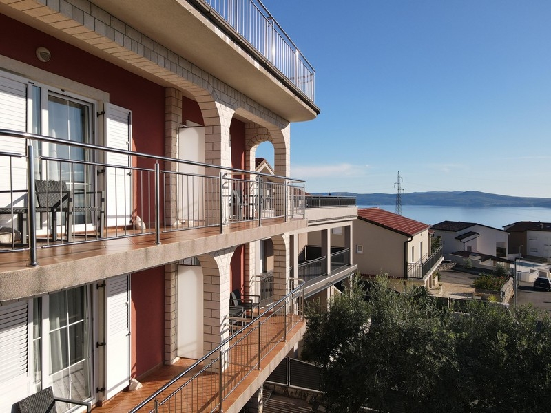 Appartement avec grande terrasse et vue mer à vendre à Crikvenica.