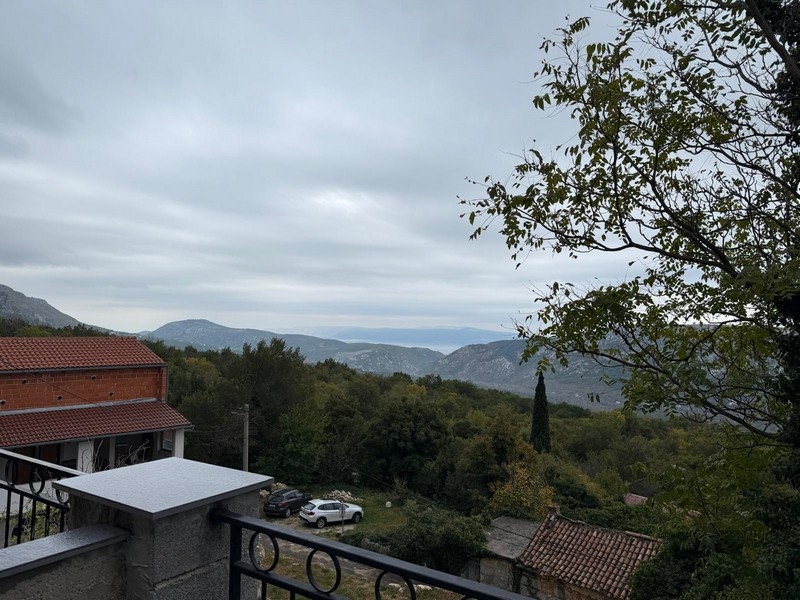 Vue jusqu'à la mer depuis le bien A3777 près de Crikvenica