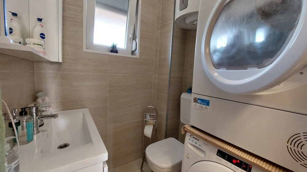 Salle de bains avec lave-linge et sèche-linge