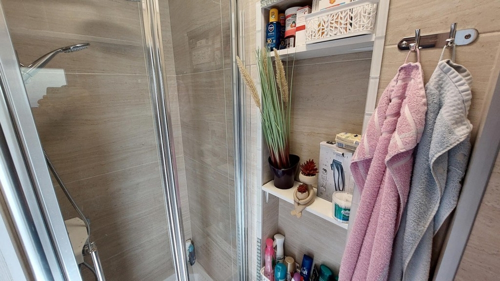 Salle de bains avec douche.