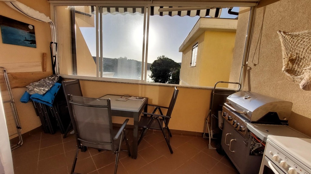 Loggia avec vue mer et coin grill