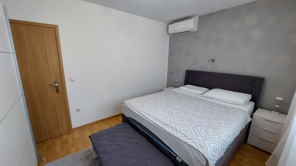 Chambre avec lit double, climatisation et armoire